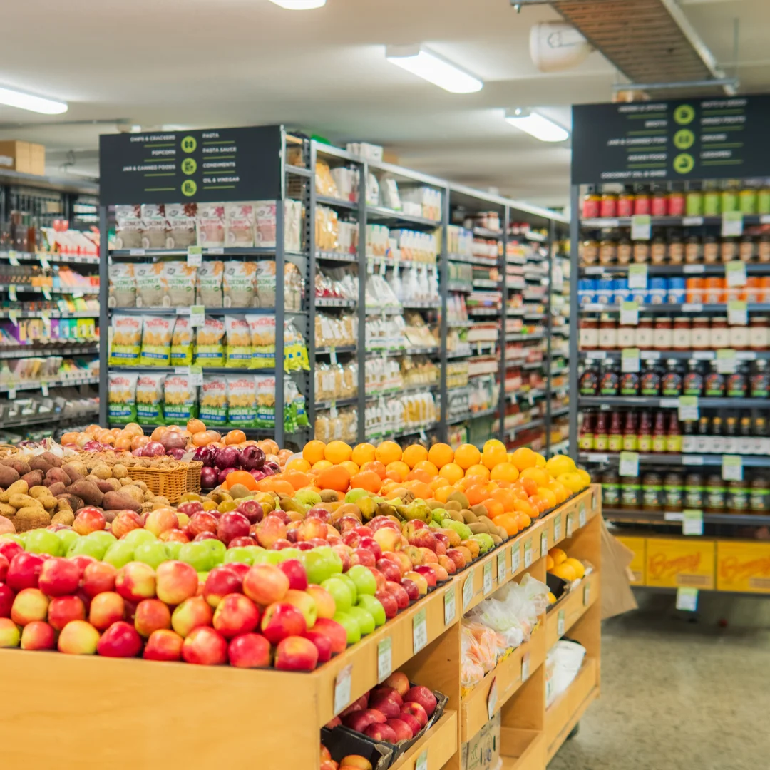 Fruits, légumes et rayons d'épicerie dans un magasin Unique Wholefood